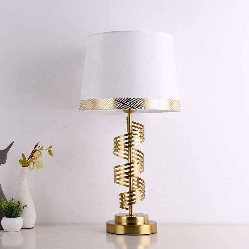 &c Gold Metal Spiral Base with - Geometric Lamp Shade recension och pris