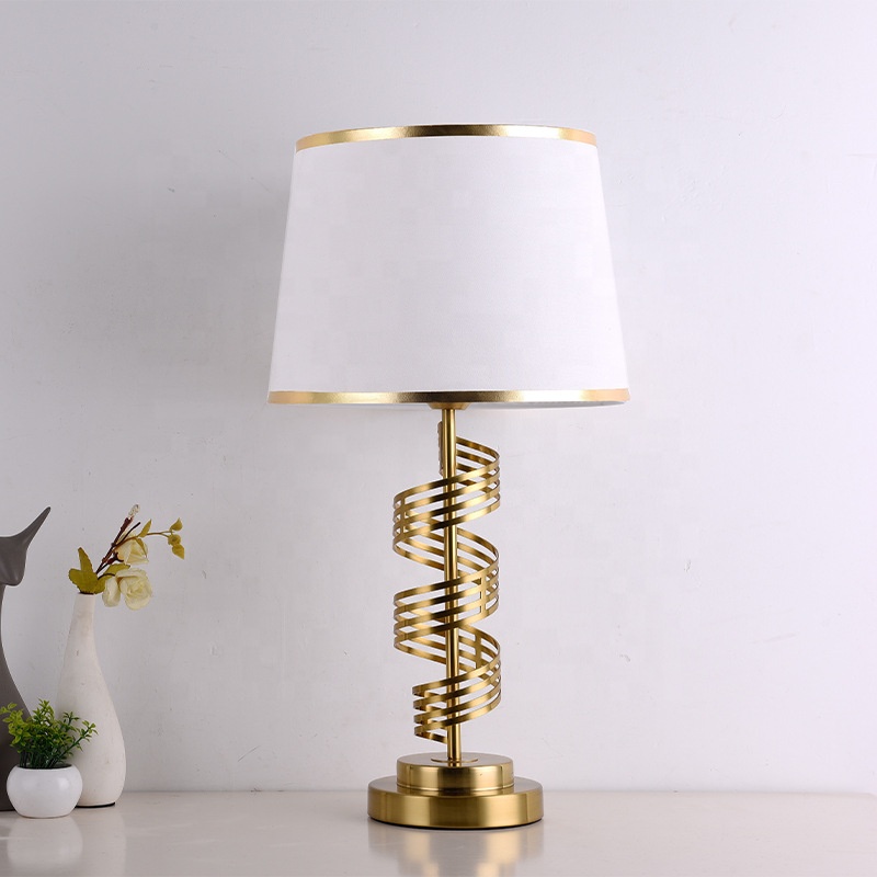 &c Gold Metal Spiral Base with - Geometric Lamp Shade recension och pris